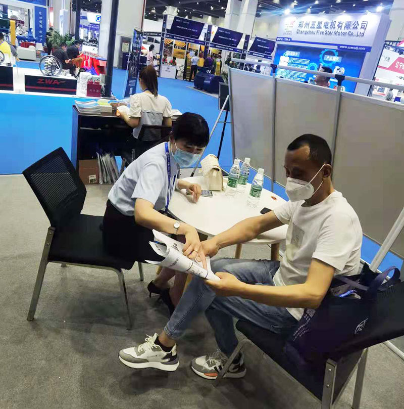 中意工作人員為客戶詳細(xì)講解公司設(shè)備